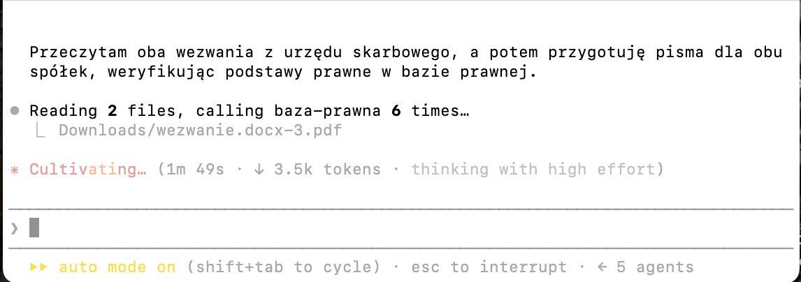 Okno Claude Code: model zapowiada weryfikację podstaw prawnych w bazie, czyta dwa pliki i sześć razy wywołuje bazę prawną